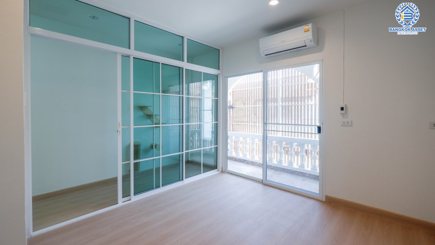 *****ทาวน์เฮ้าส์มือสองย่านกรุงเทพฯ ม.กรุงเทพ-นนทบุรี ซอยกรุงเทพ-นนทบุรี39 เนื้อที่ 17.30 ตร.ว. ฟังก์ชัน 2 ห้องนอน 2 ห้องน้ำ ที่จอดรถ 1 คัน บ้านสวยตกแต่งสไตล์ minimalism สวยงาม พร้อมเข้าอยู่ ทำเลแห่งการเดินทาง ใกล้รถไฟฟ้าสายสีม่วง "วงศ์สว่าง" เชื่อมต่อถนนวงศ์สว่าง ถนนรัชดาภิเษก ถนนประชาชื่น ฯลฯ จองได้แล้ววันนี้!